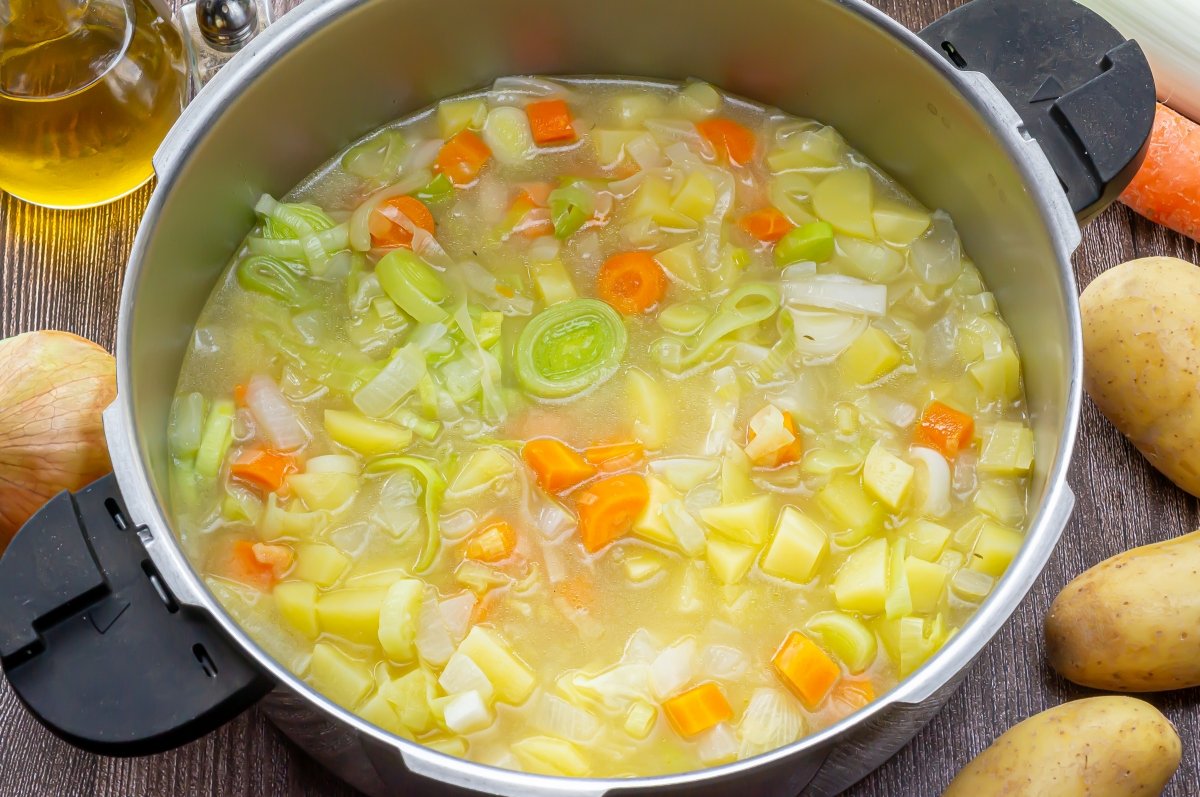 Cocer las verduras en el caldo