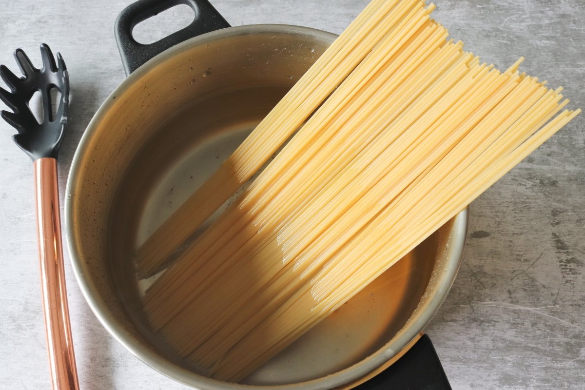 Cocer los espaguetis con gambas al ajillo