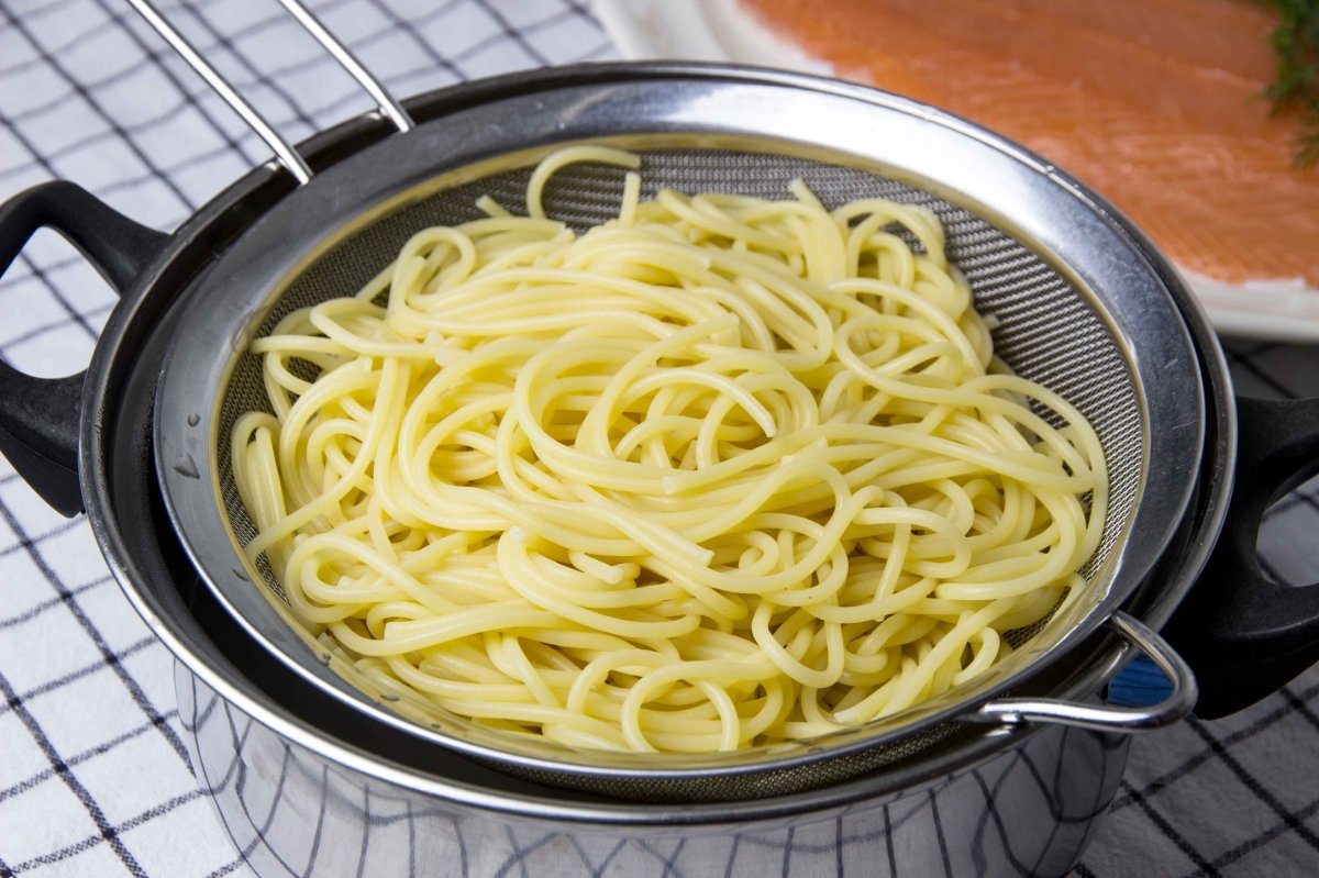 Cocer los espaguetis para hacer los espaguetis con salmón