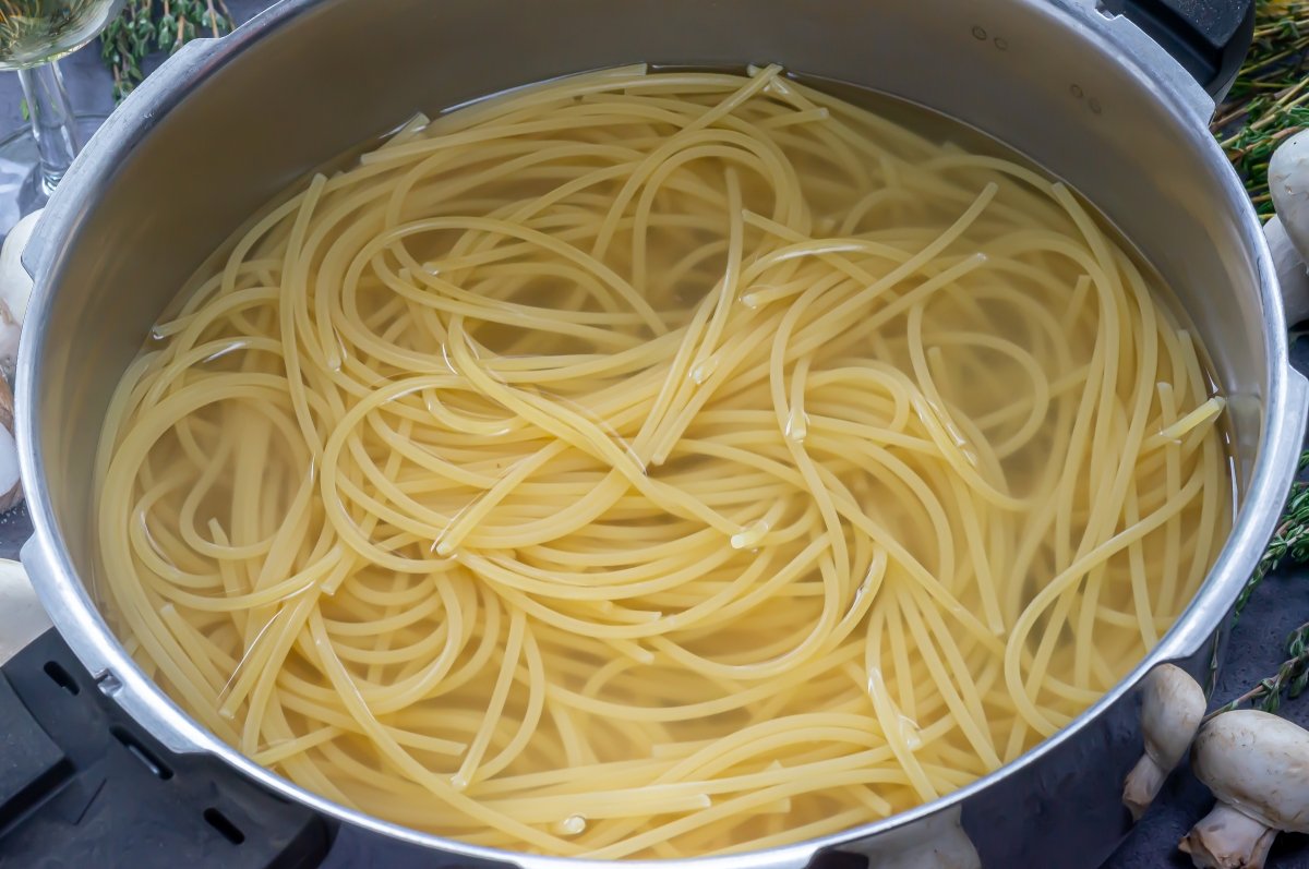 Cocer los espaguetis para hacerlos con champiñones