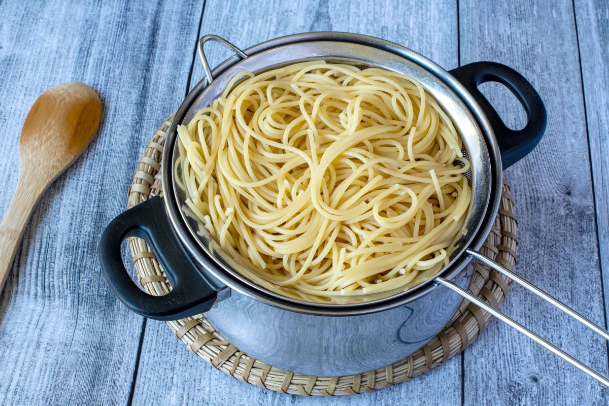 Cocer los espaguetis para hacerlos con sardinas