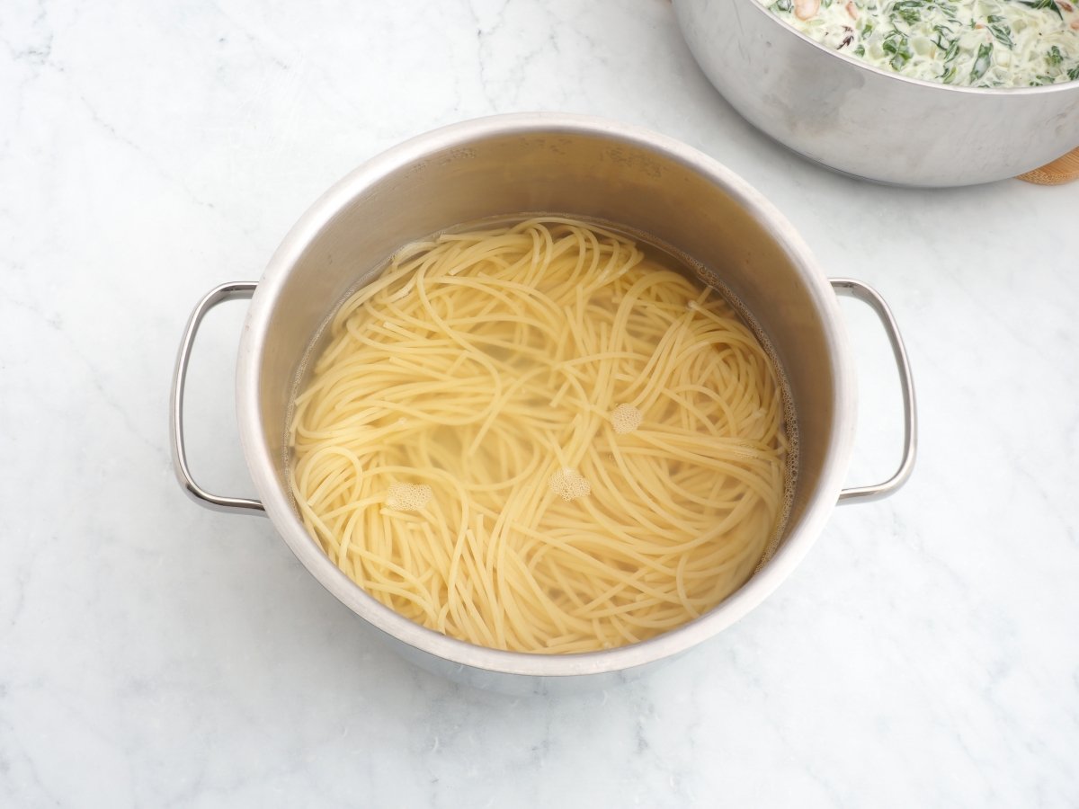 Cocer los espaguetis para la pasta con acelgas