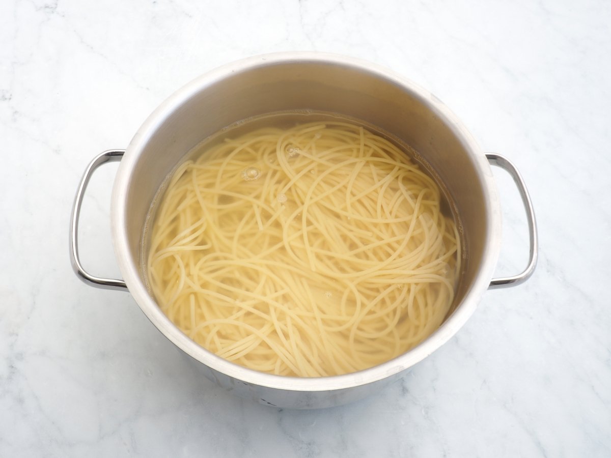 Cocer los espaguetis para los spaghetti al nero di seppia