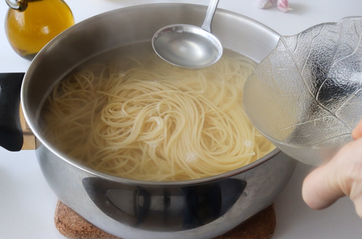 Cocer los espaguetis para prepararlos con almejas