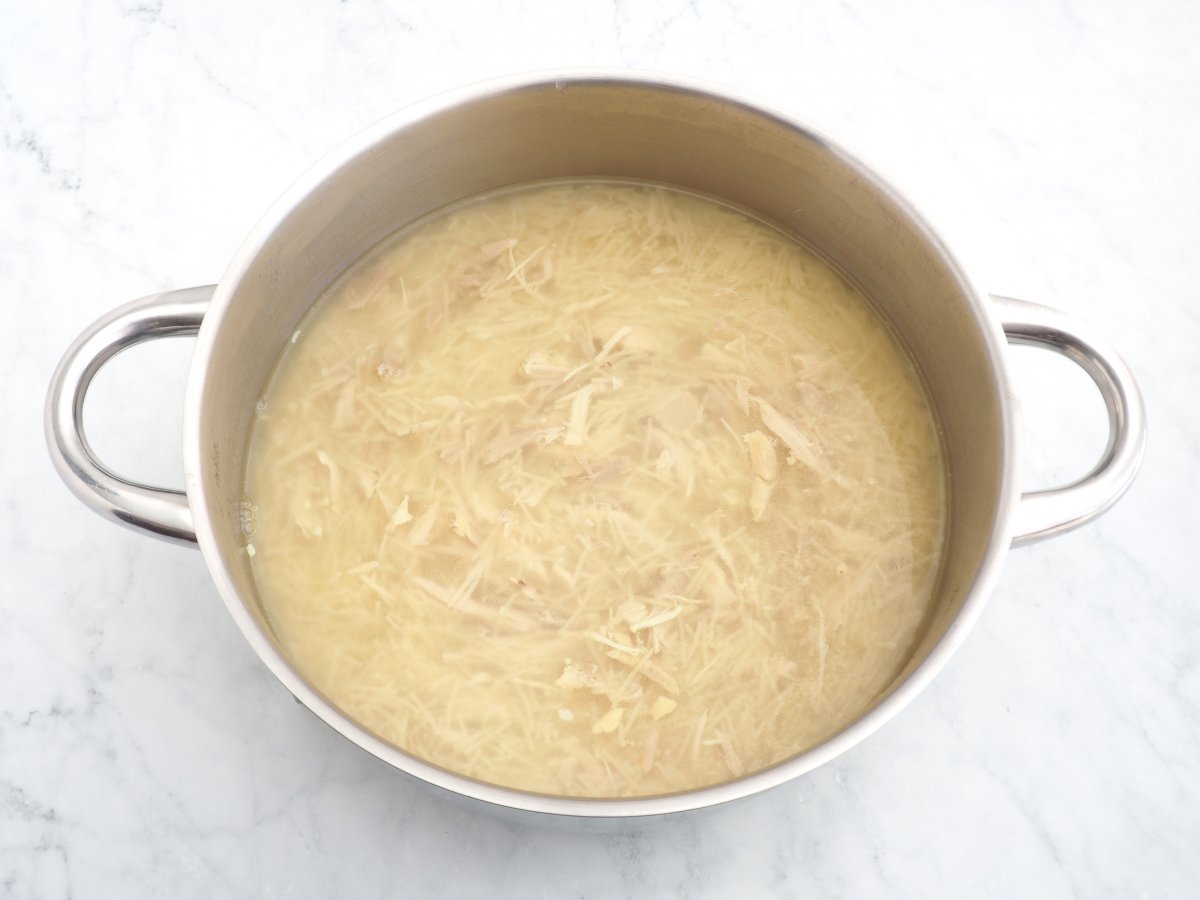 Cocer los fideos en el caldo