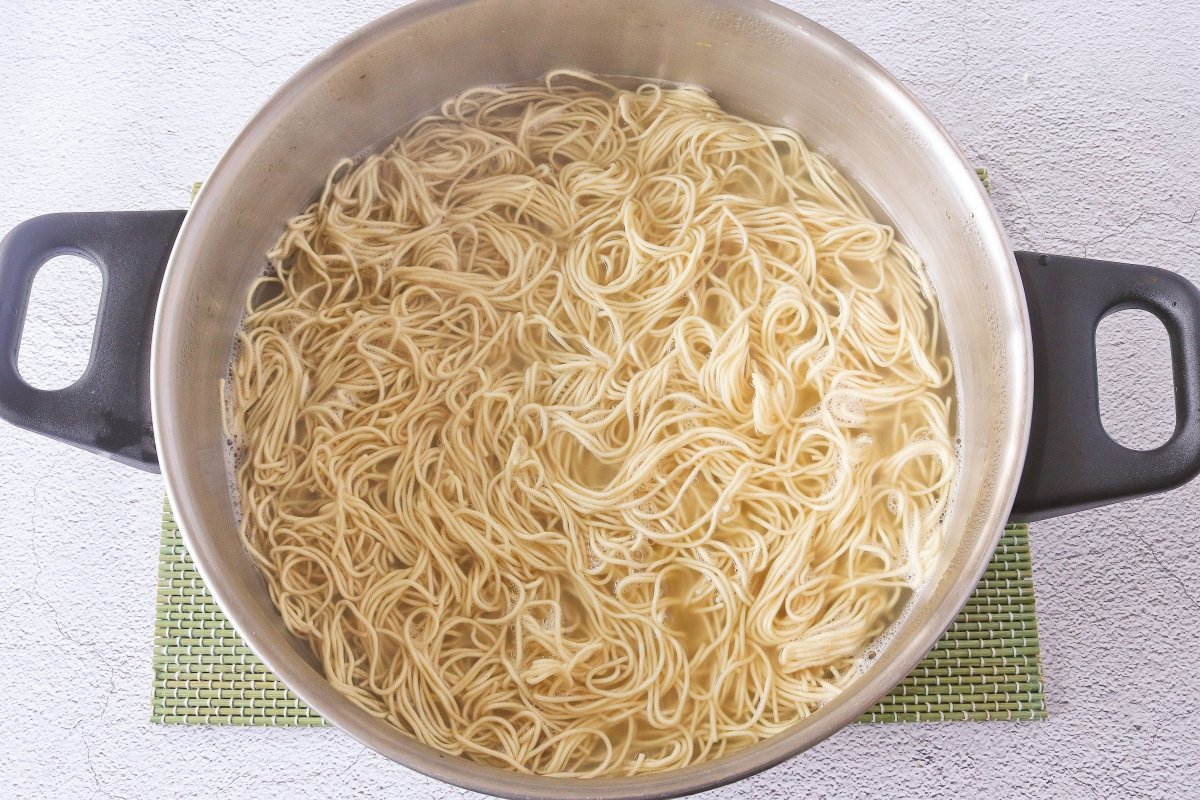 Cocer los fideos para el chow mein
