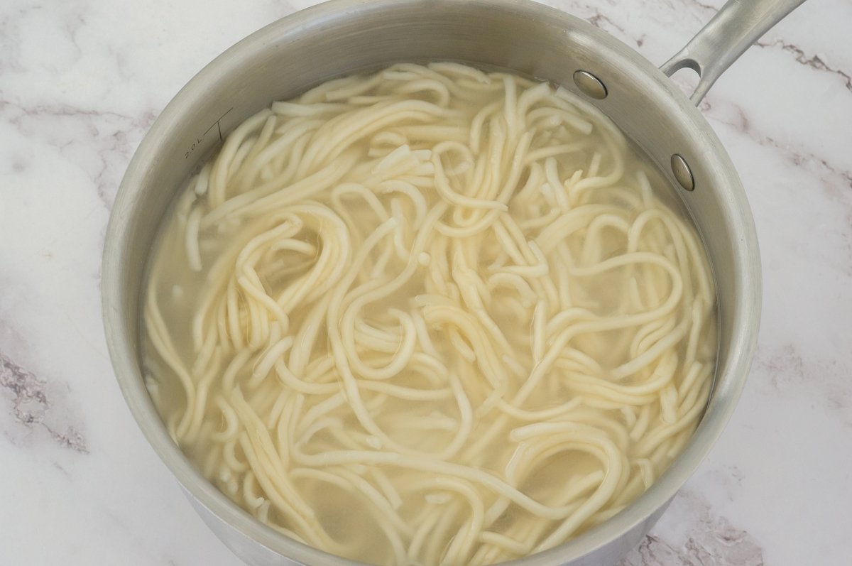 Cocer los fideos para los jajangmyeon