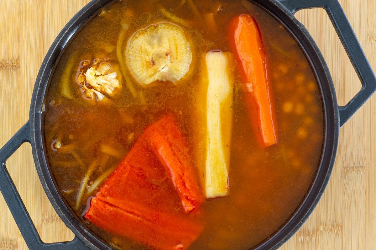 Cocer los garbanzos con tagarninas