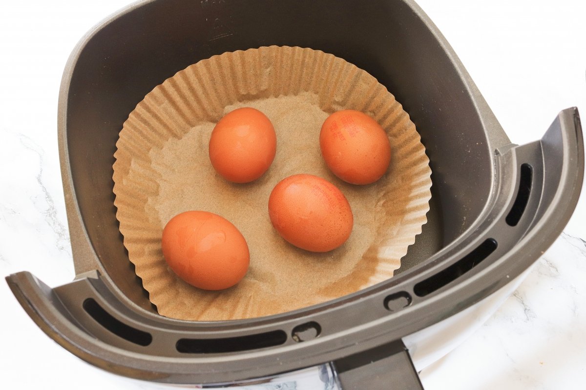 Cocer los huevos en la freidora de aire