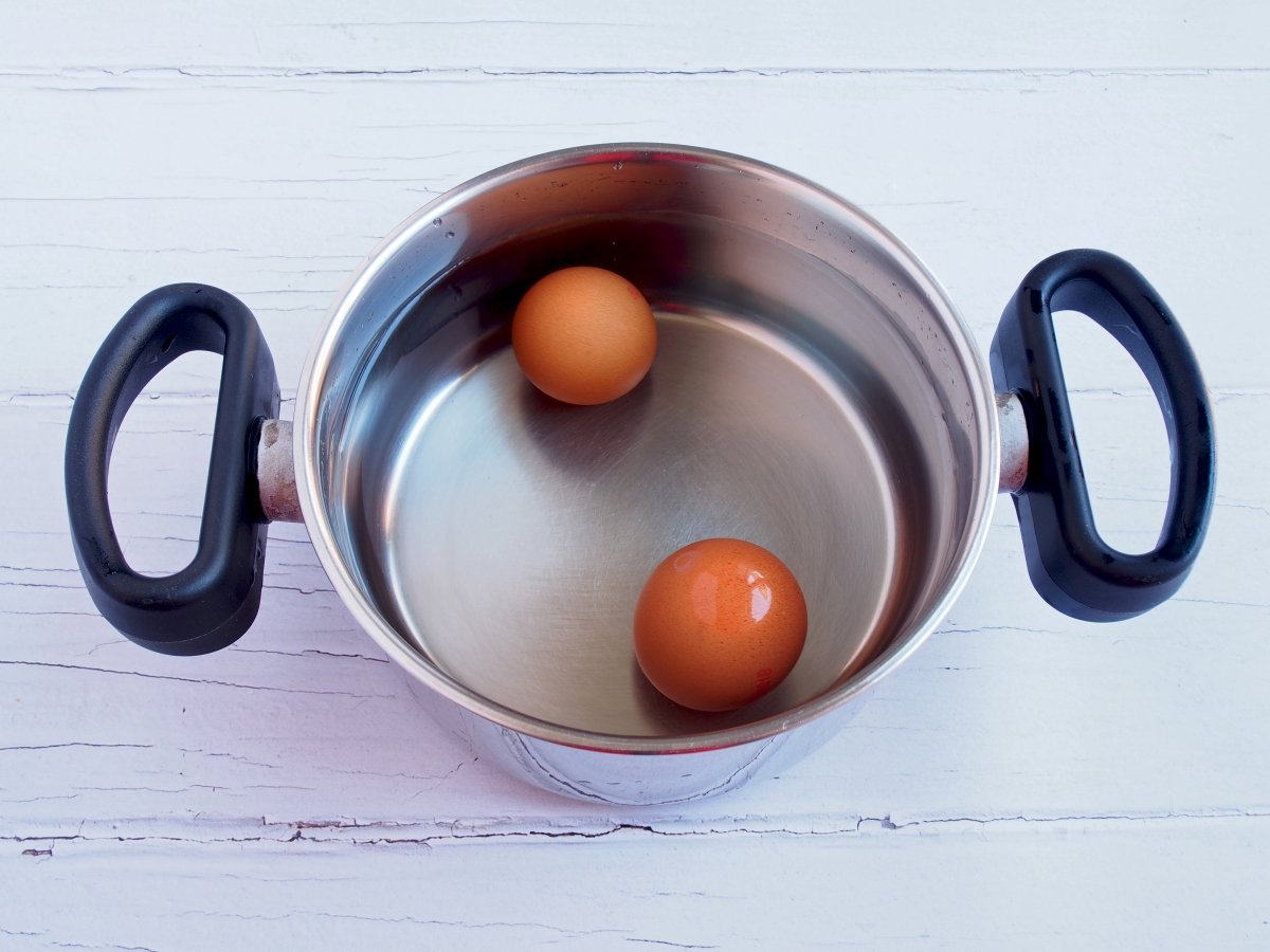 Cocer los huevos en una olla con agua y sal 10 minutos