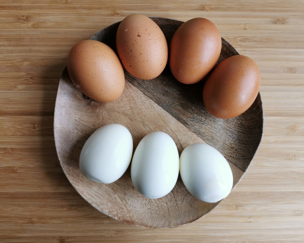 Cocer los huevos hasta que estén duros, y pelarlos