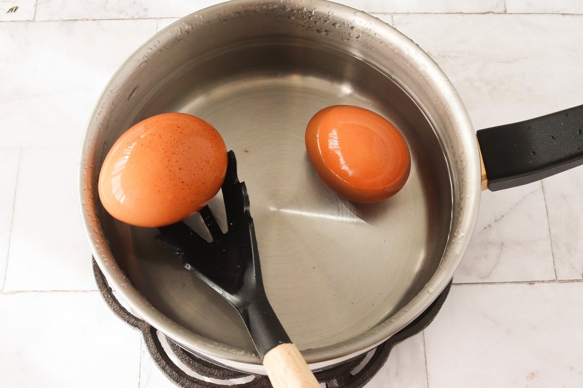 Cocer los huevos para acompañar el asadillo manchego