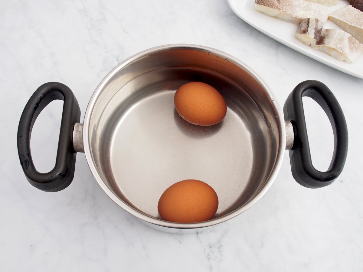Cocer los huevos para el ajoarriero