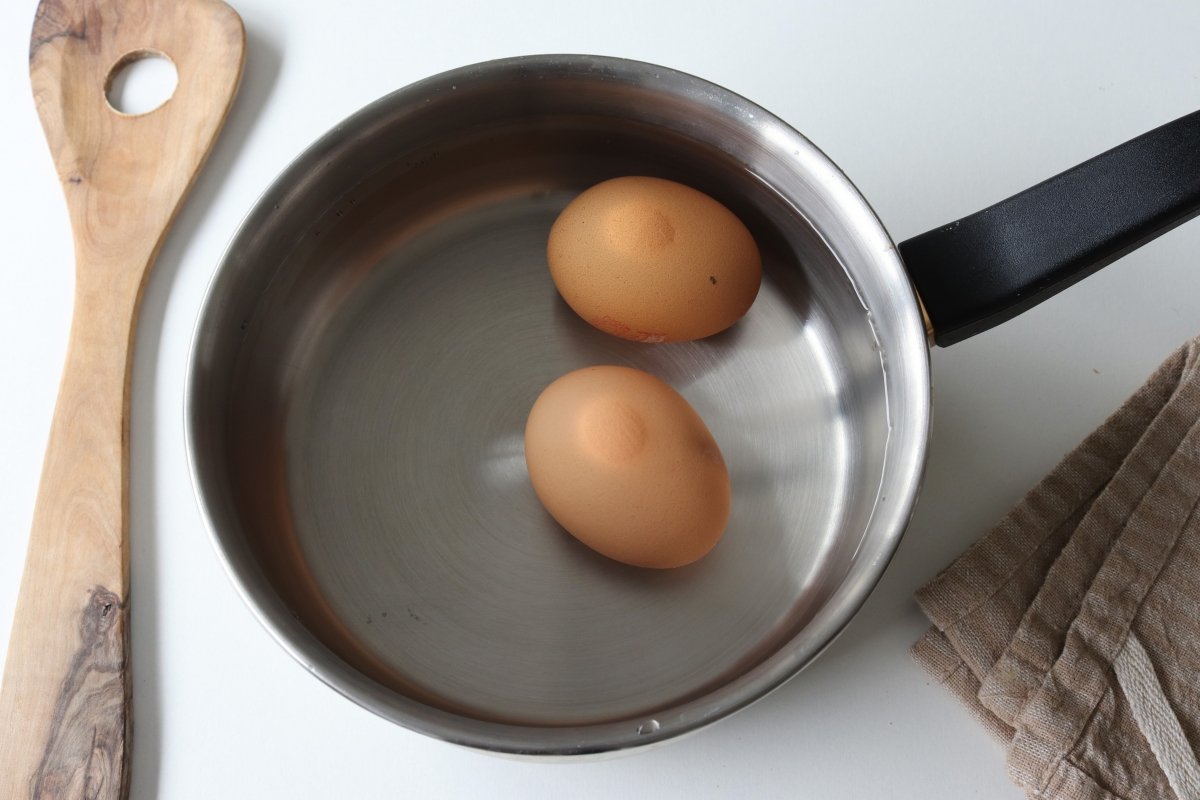 Cocer los huevos para el caldo de gallina