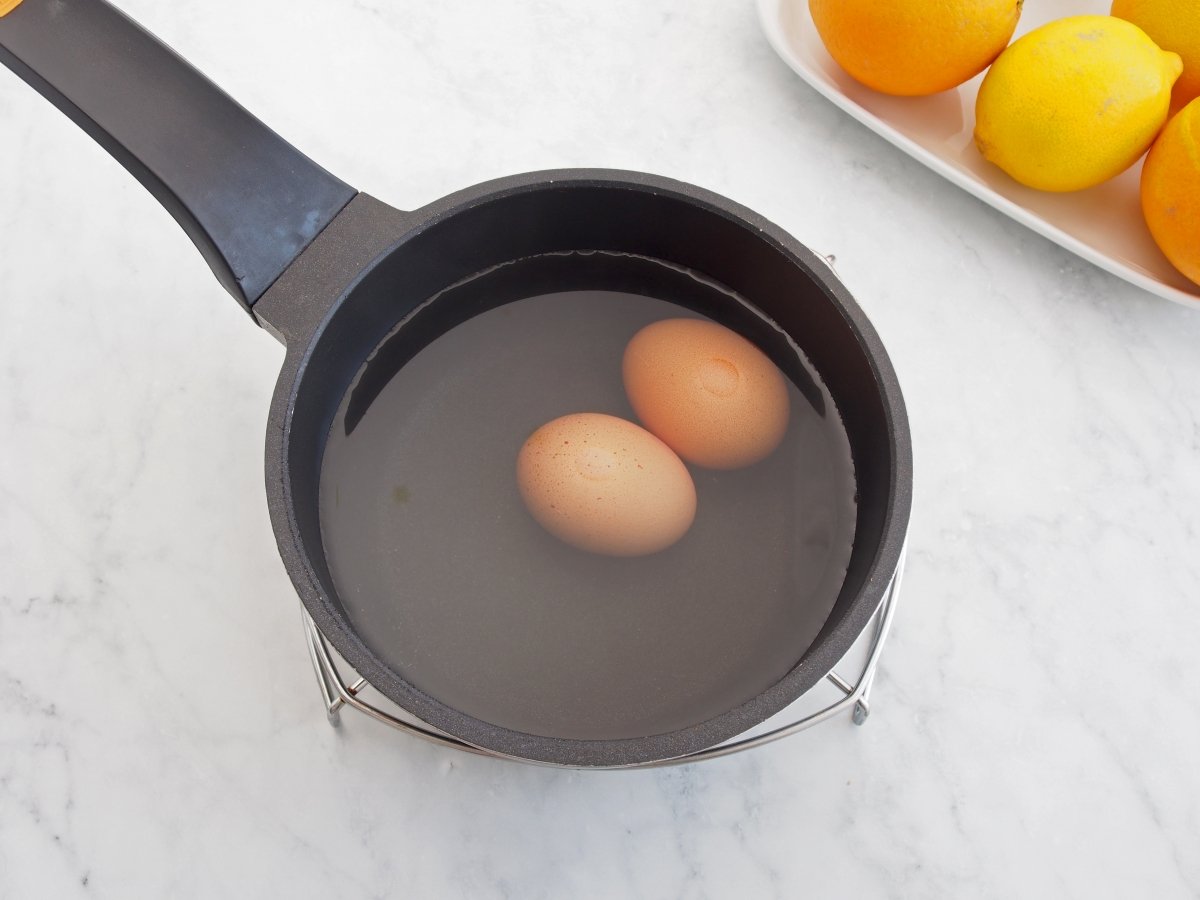 Cocer los huevos para el limón serrano