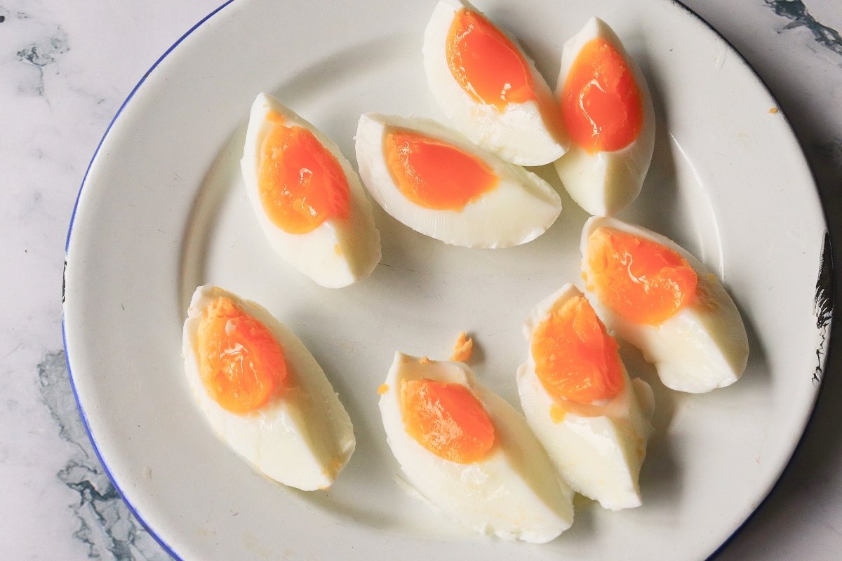 Cocer los huevos para el potaje de garbanzos con bacalao y espinacas