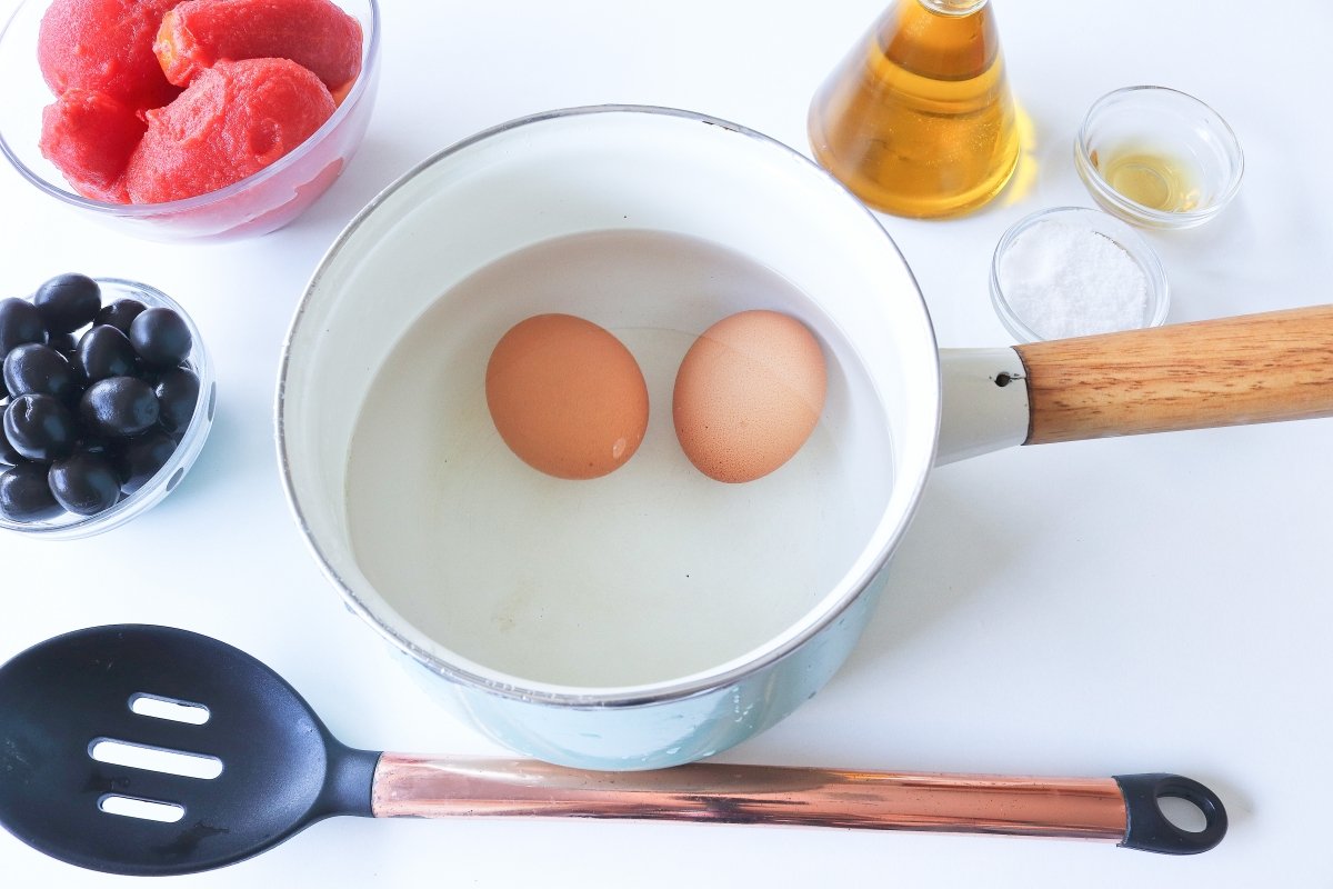 Cocer los huevos para la ensalada murciana