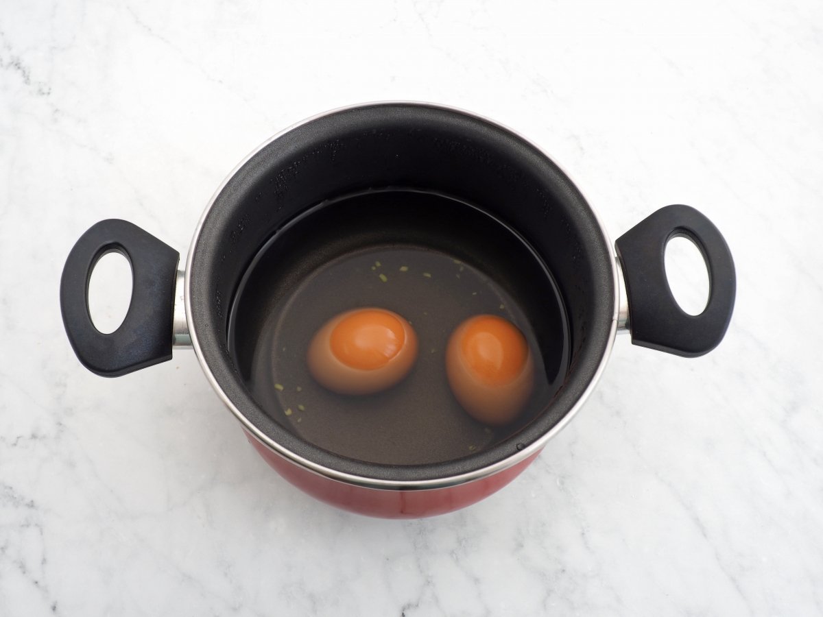 Cocer los huevos para la ensalada rusa peruana