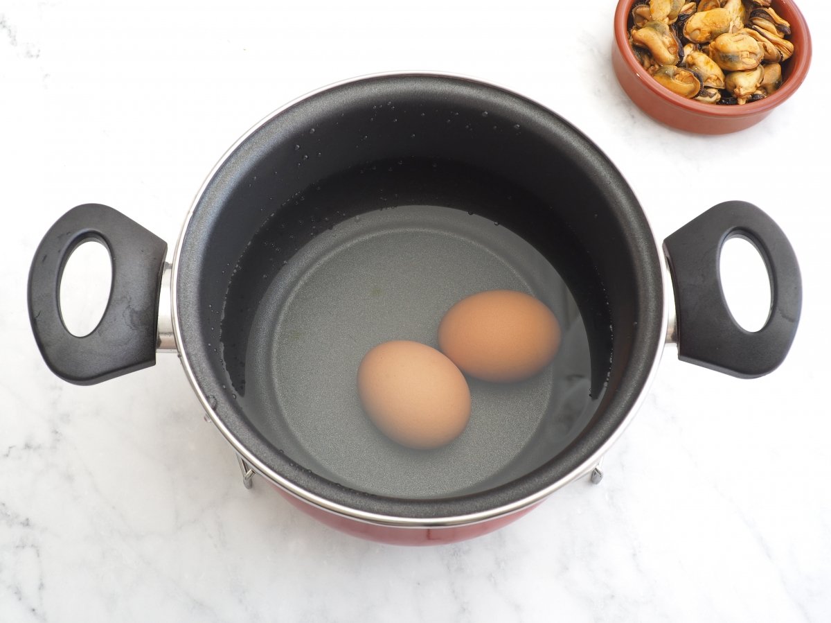 Cocer los huevos para la ensaladilla de mejillones