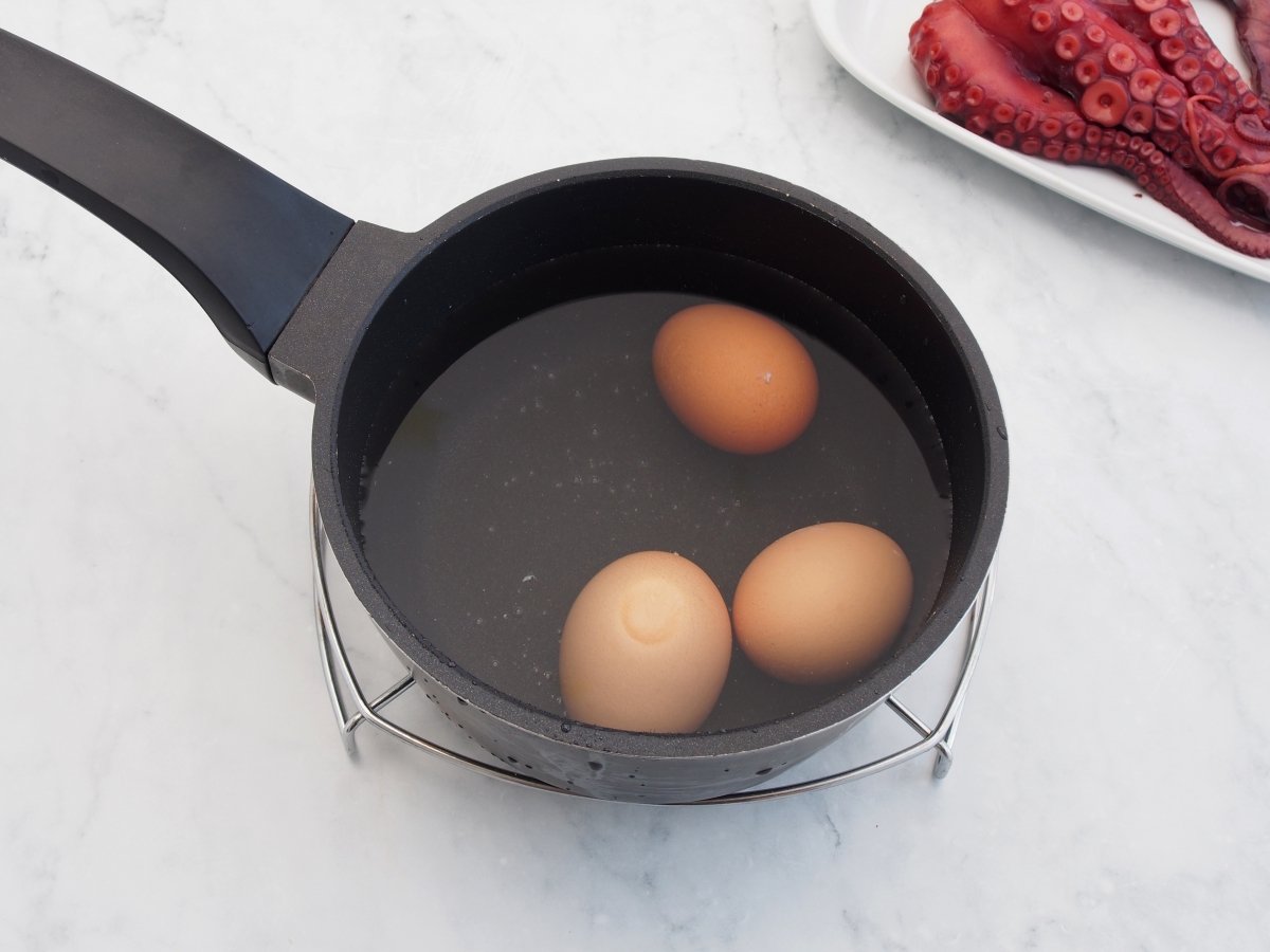 Cocer los huevos para la ensaladilla de pulpo