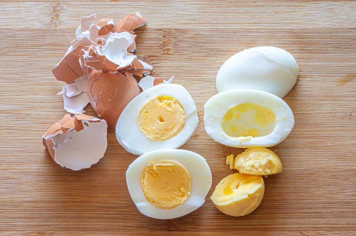 Cocer los huevos para la pepitoria