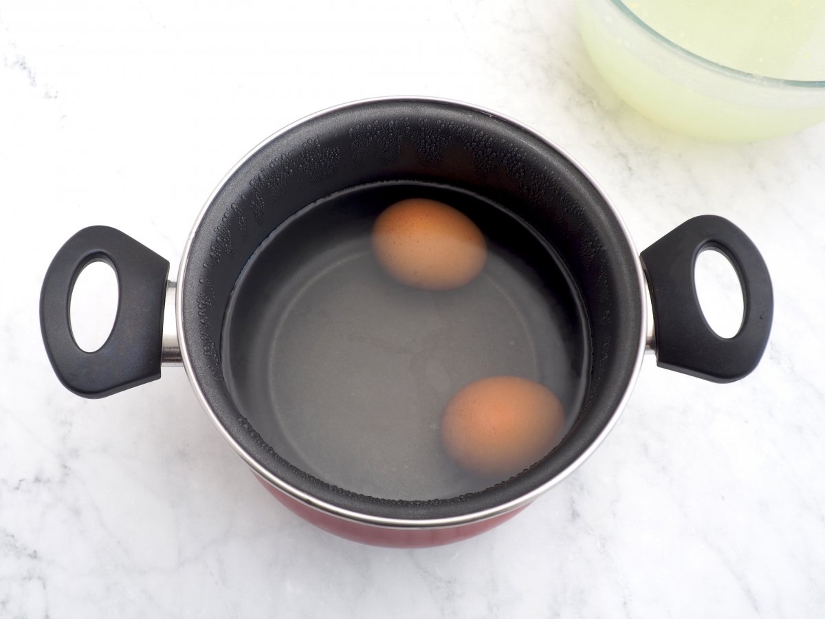 Cocer los huevos para la sopa de picadillo