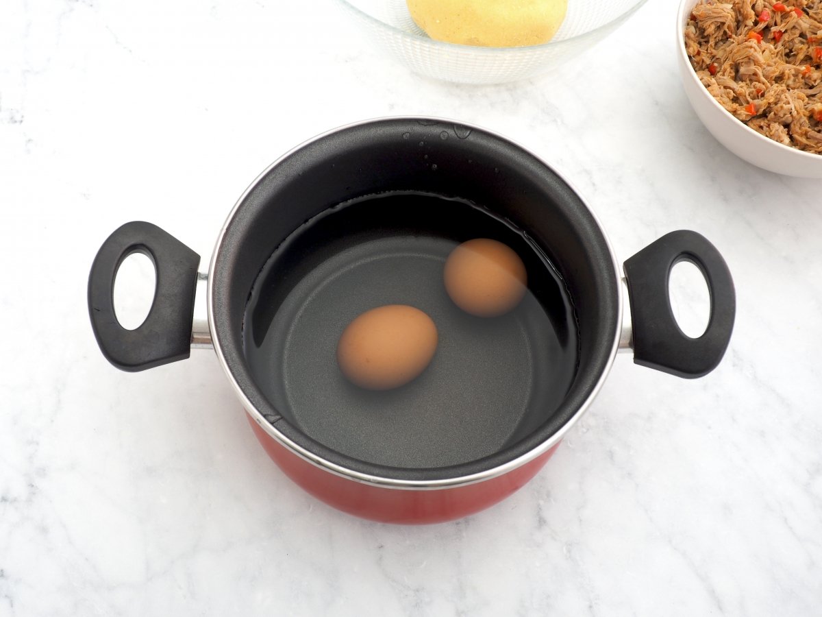 Cocer los huevos para las arepas