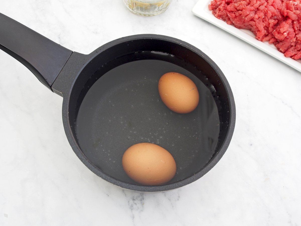 Cocer los huevos para las empanadas criollas