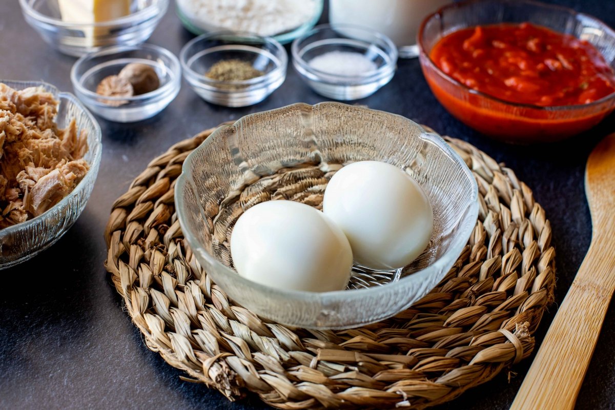 Cocer los huevos para los canelones de atún con tomate y huevo