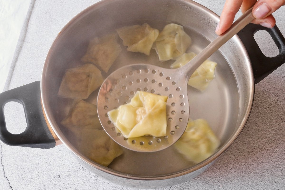 Cocer los wan tuns para hacer la sopa