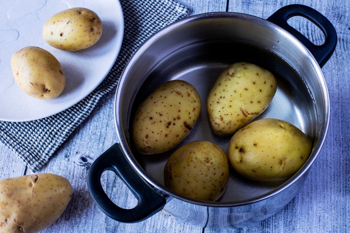Cocer patatas en agua con sal y vinagre