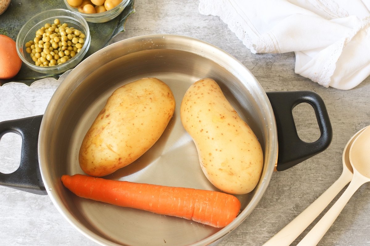 Cocer patatas y zanahoria ensaladilla rusa