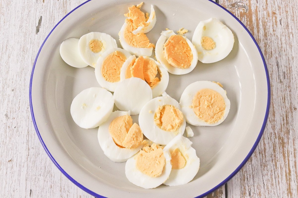 Cocer y cortar los huevos para el pastel de choclo