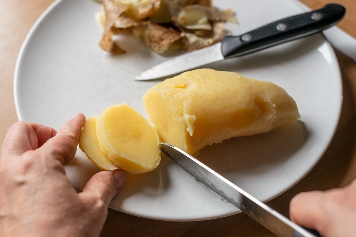 Cocer y cortar la patata
