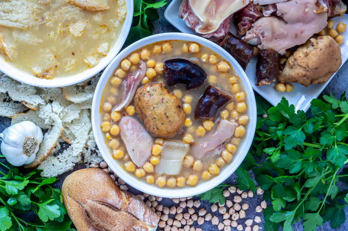 Cocido extremeño con sopa y plato de carnes *