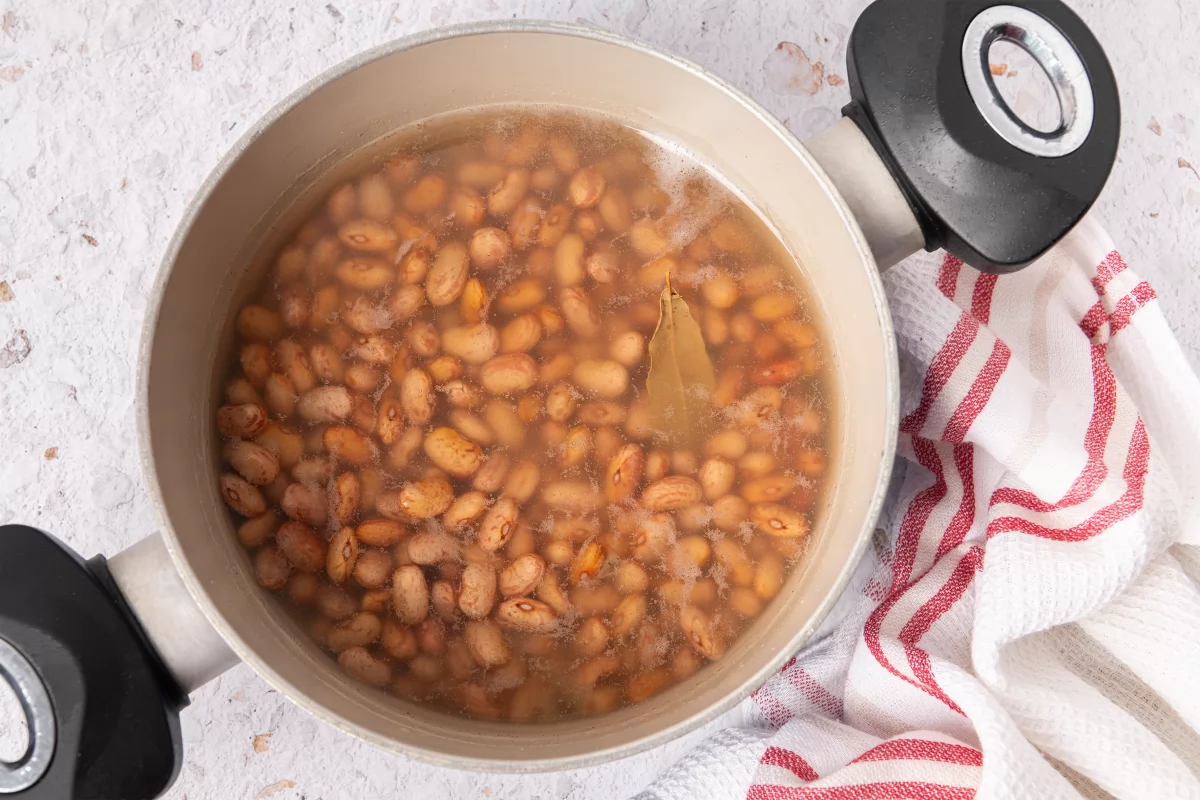 Cociendo alubias para las judías pintas con arroz