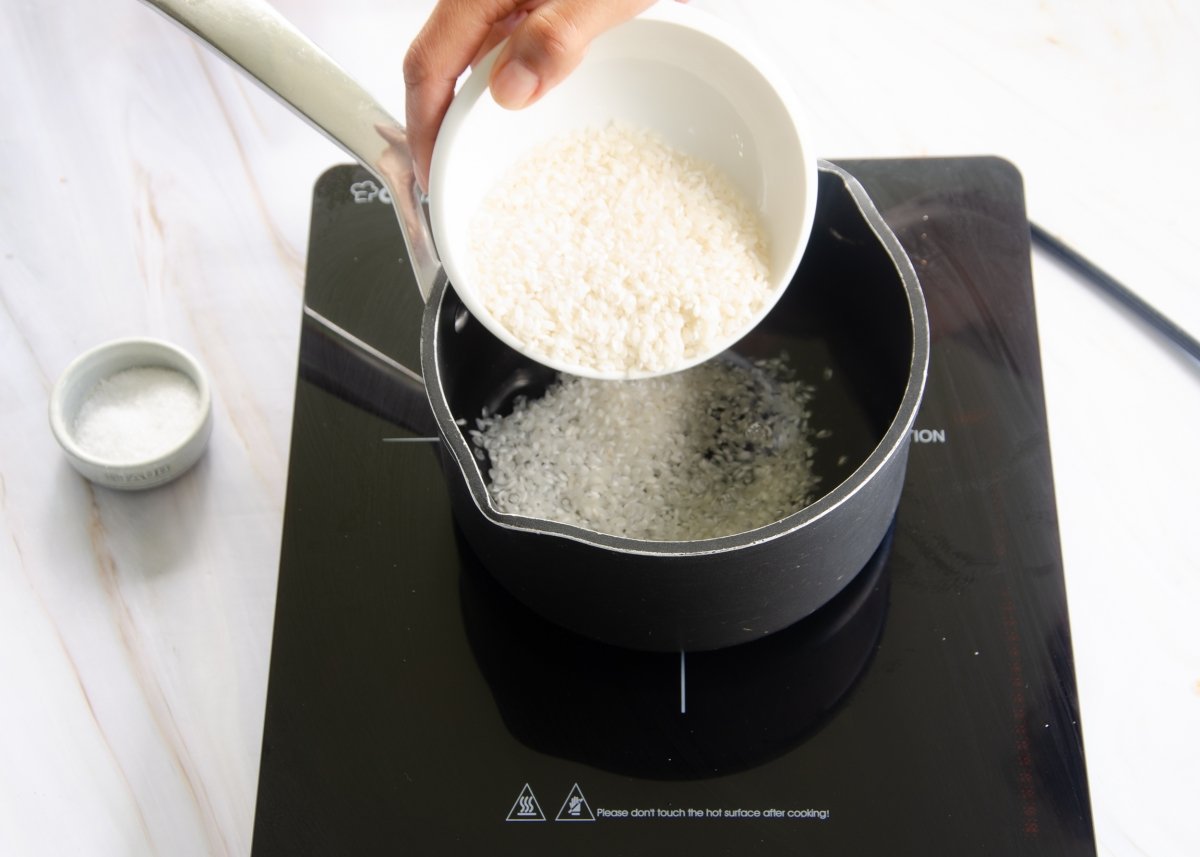 Cociendo arroz blanco para acompañar la feijoada