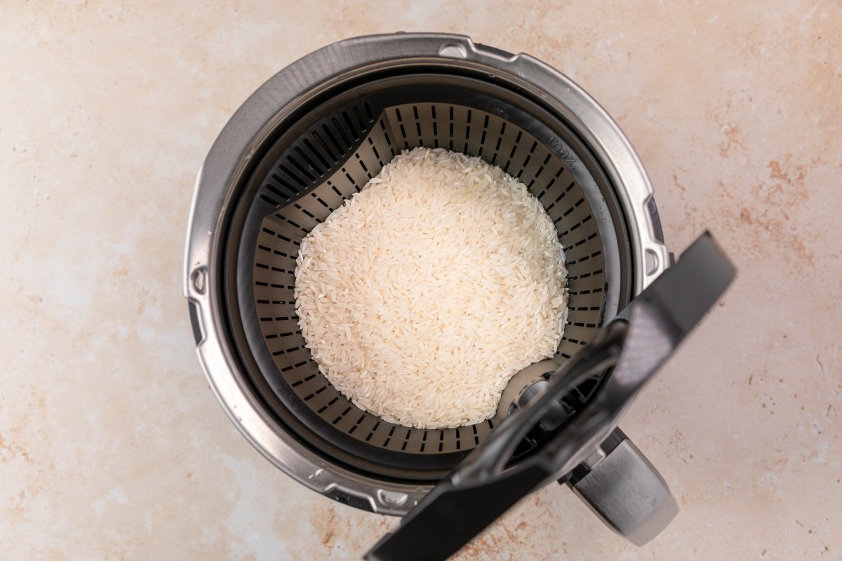 Cociendo arroz para la ensalada de arroz y atún en Thermomix