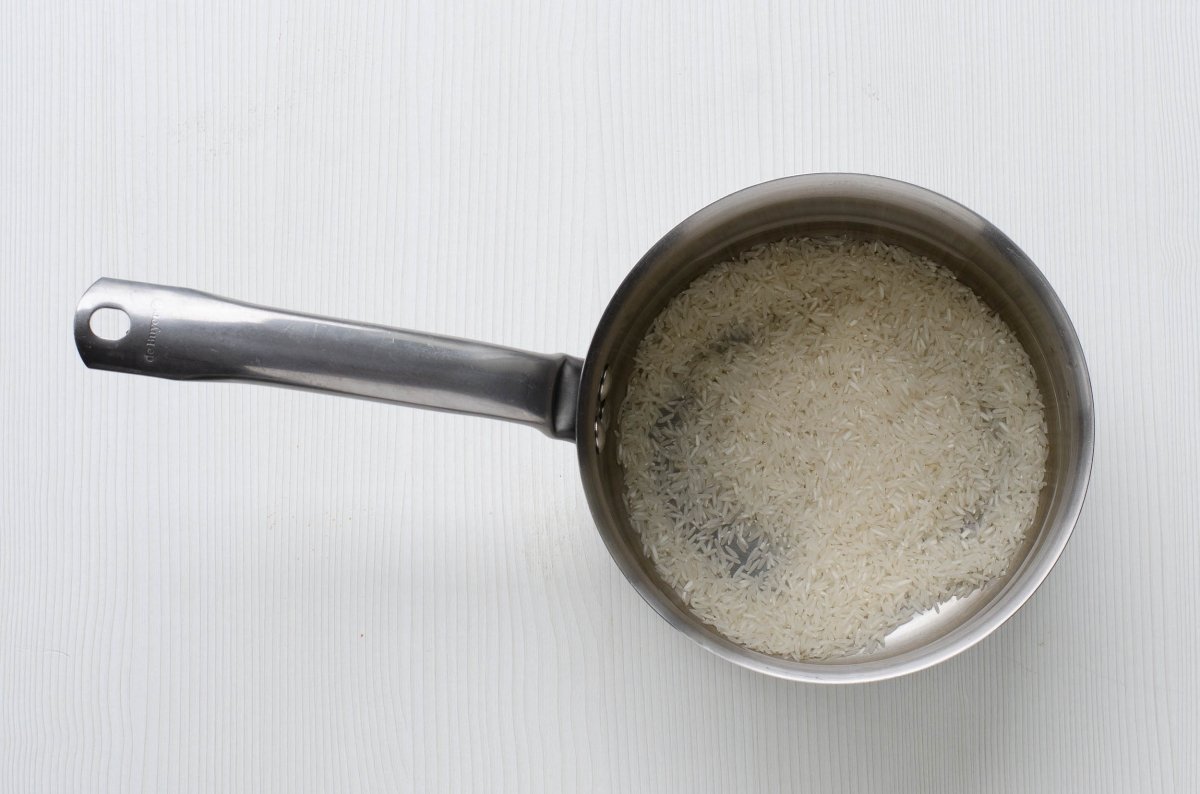 Cociendo el arroz blanco para los camarones a la diabla