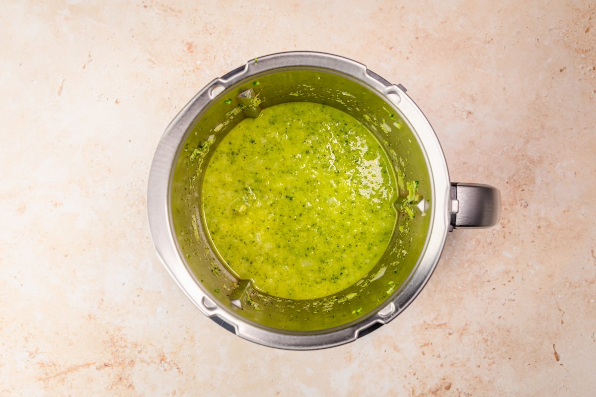 Cociendo la crema de brócoli en Thermomix