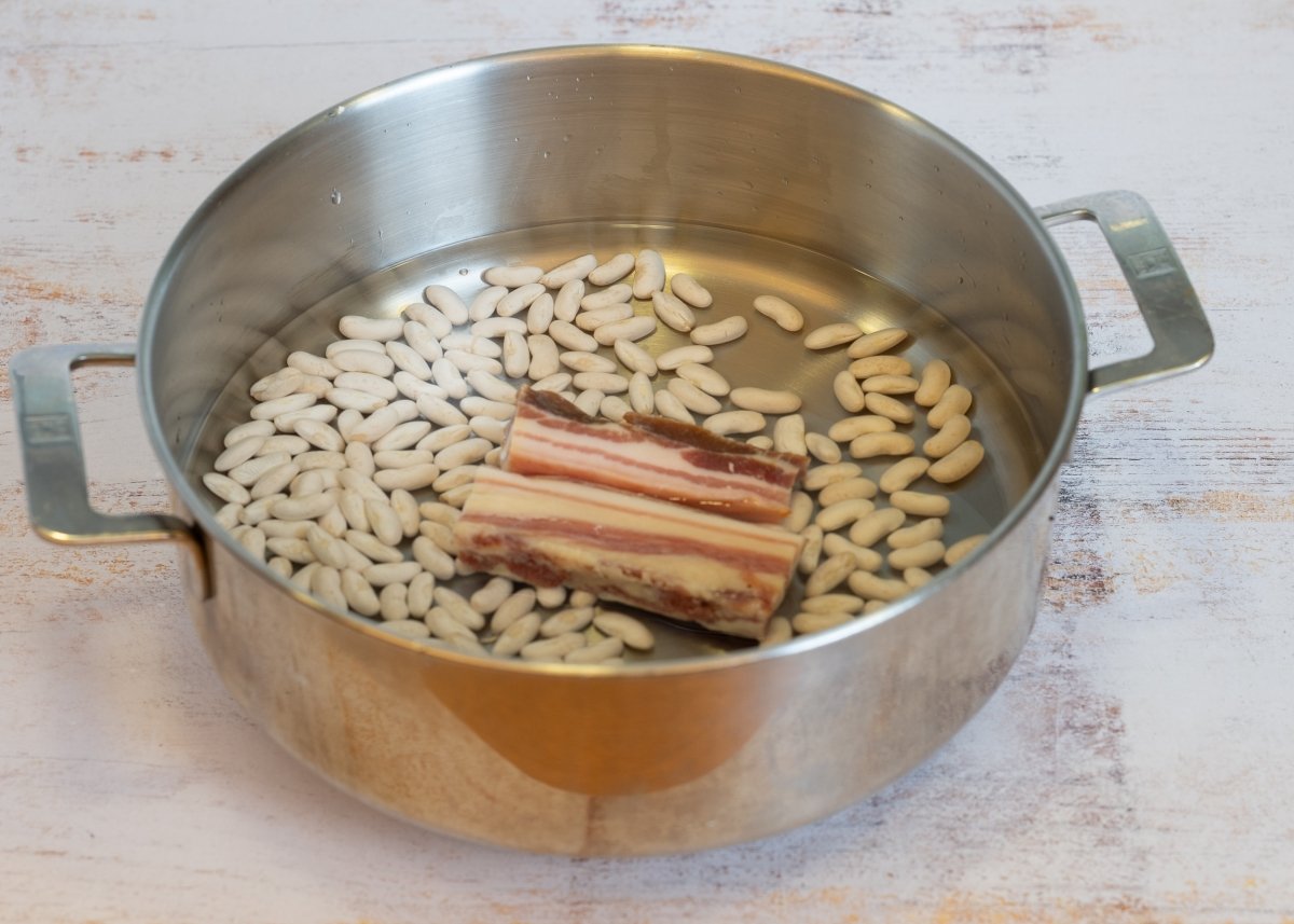 Cociendo las alubias con el bacon para el pote anturiano