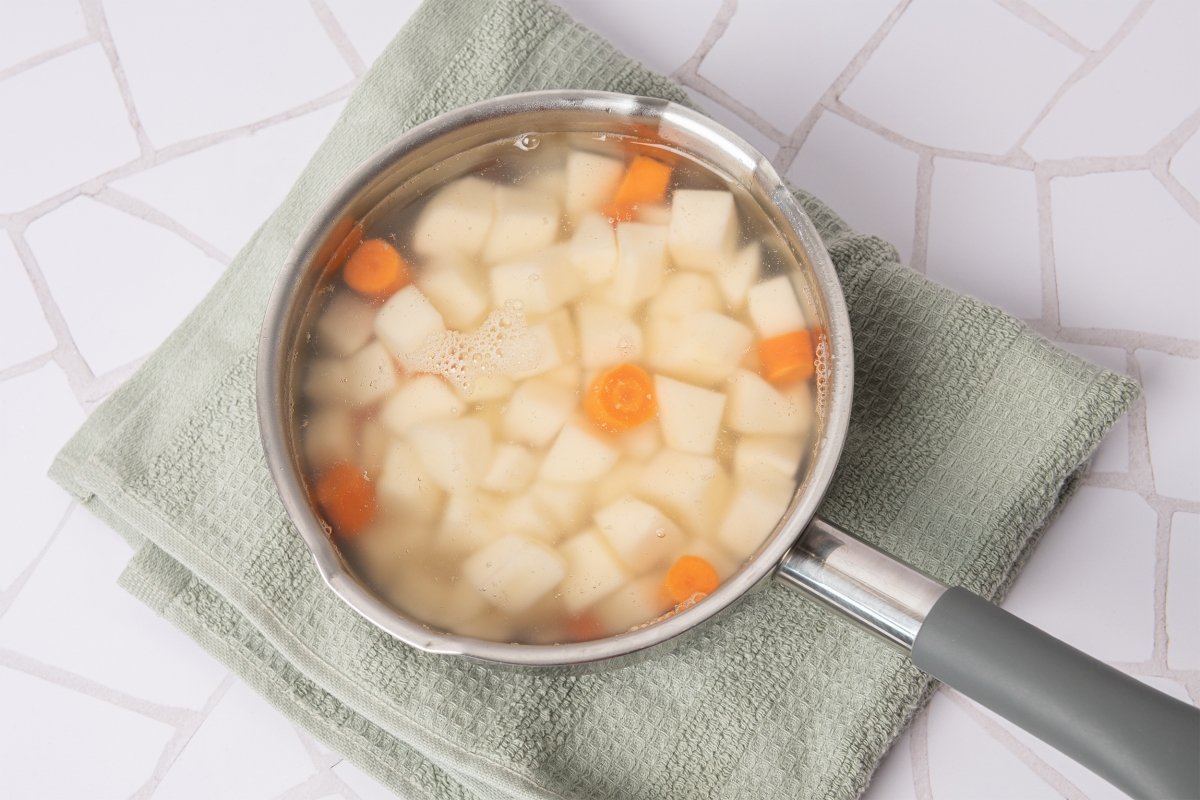 Cociendo las hortalizas para hacer queso vegano