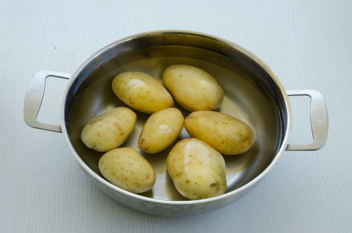 Cociendo las patatas para hacer bombas de patata