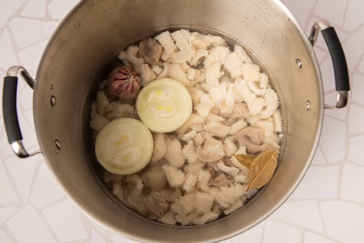 Cociendo los callos para hacer callos con garbanzos