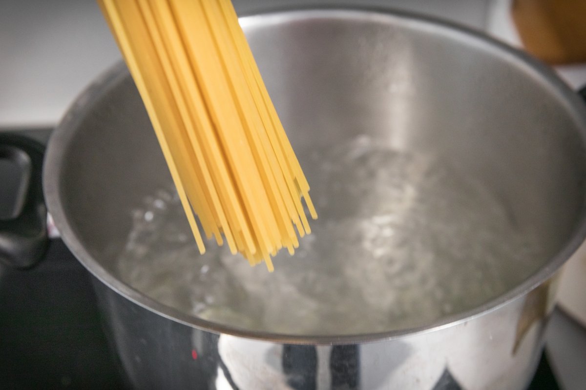 Cociendo los espaguetis con atún