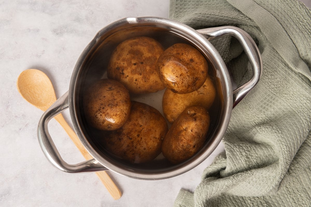 Cociendo patatas para hacer ñoquis de espinacas