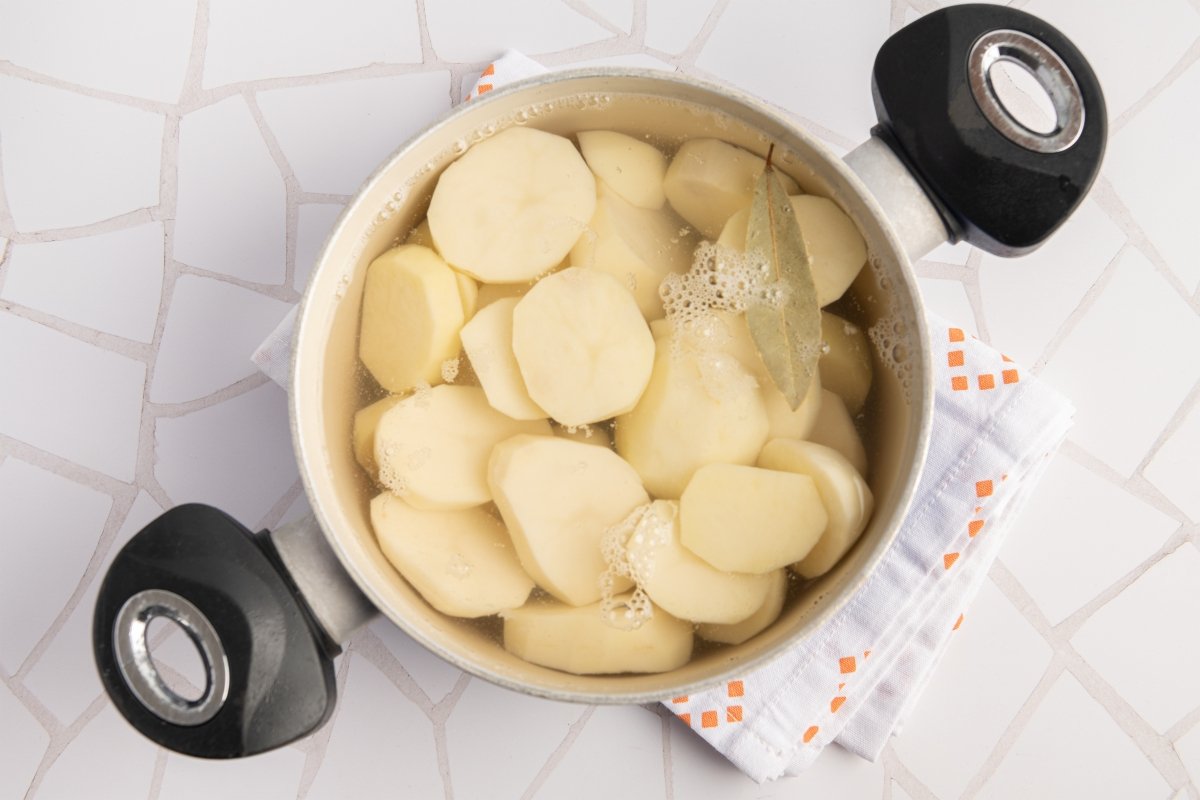 Cociendo patatas para hacer stamppot