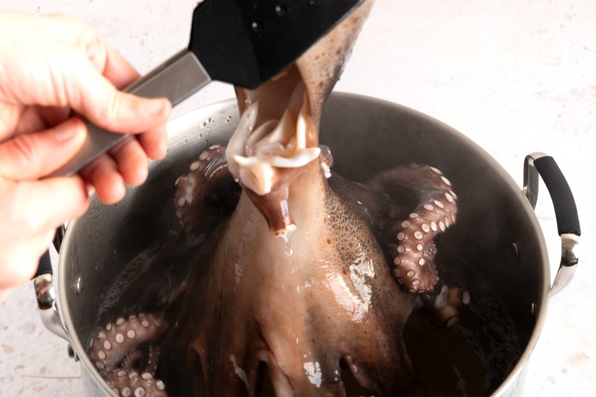 Cociendo pulpo para preparar pulpo a la mugardesa