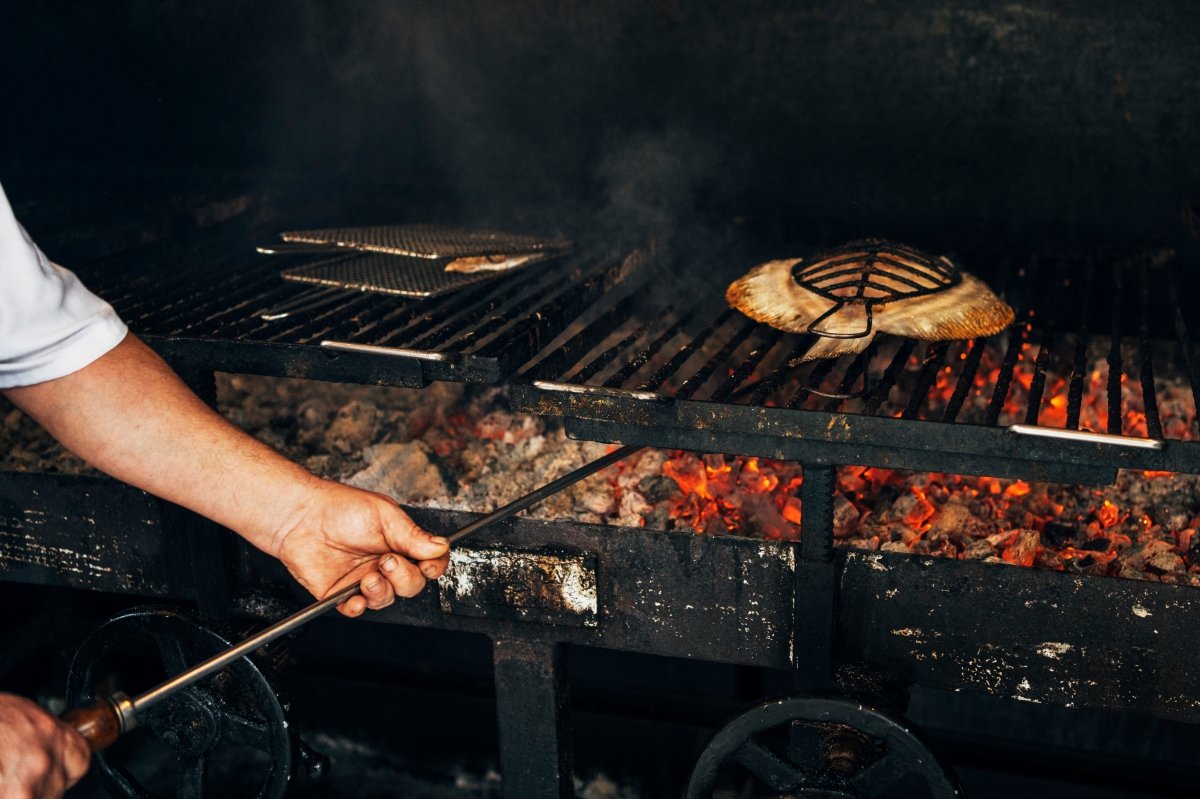 Cocinado de un rodaballo en el restuarante Elkano