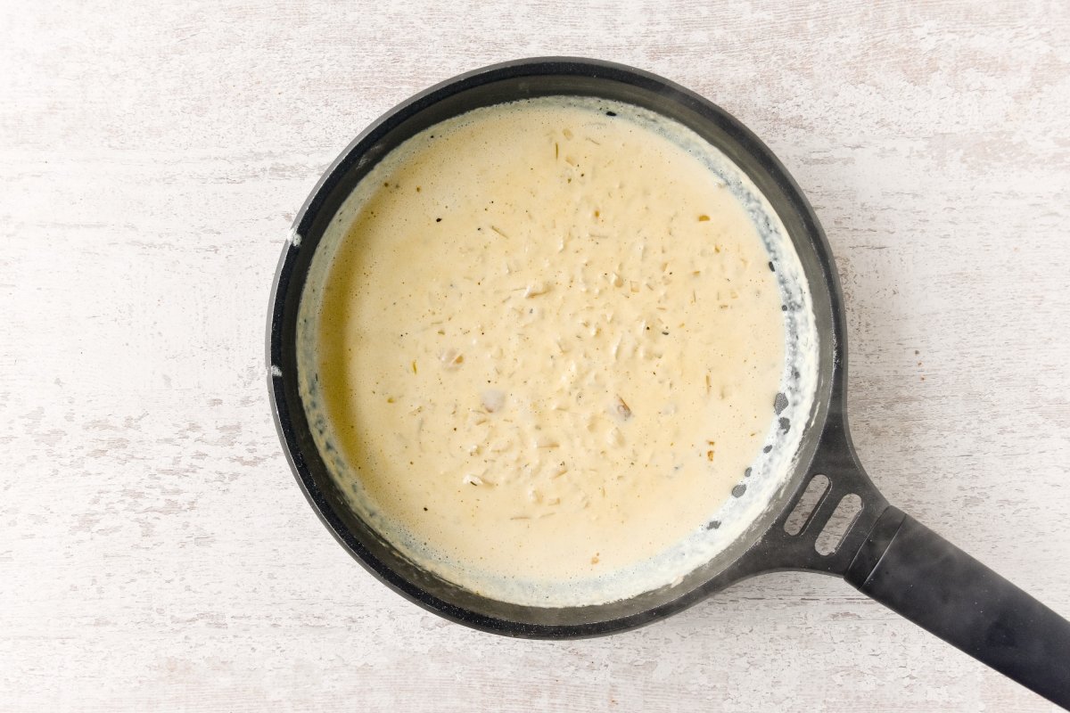 Cocinamos con el caldo, la nata y las especias cajún